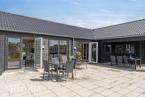 På terrassen i sommarhus nr 605 finns det plats för upp till 24 gäster.