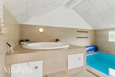 Njut av spabadets värme i lyxstuga nr 268 i Østjylland