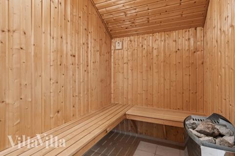 Njut av bastuvärmen i lyxstuga nr 268 för 14 personer