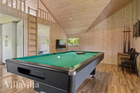 Förutom de många timmar som du kan tillbringa i stugans poolavdelning erbjuder lyxstuga 268 även biljard, bordtennis och dart