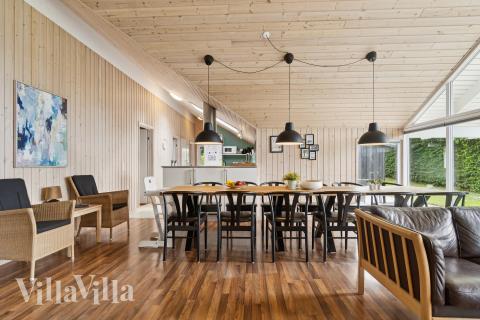 Vardagsrummet i lyxstuga nr. 268 har plats för 14 personer.