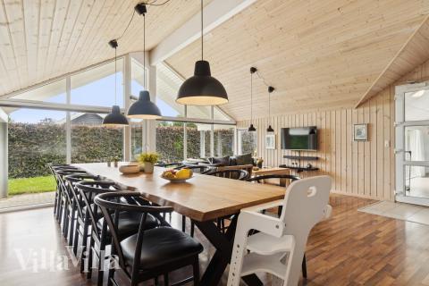 Det stora ljusa vardagsrummet i lyxstuga nr 268 för 14.