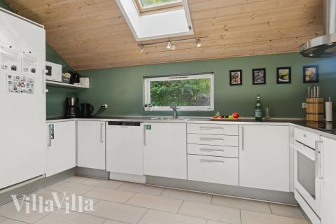 Köket i lyxstuga nr 268 är utrustat så att ni kan laga mat till 14 personer.