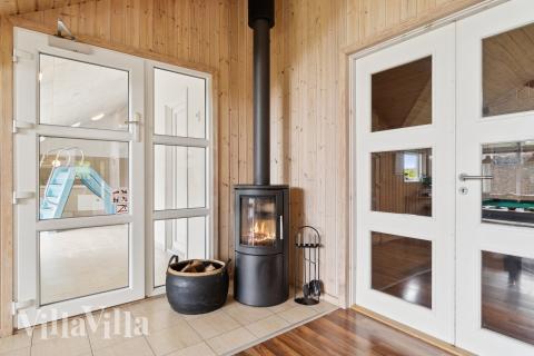 I soffhörnan i lyxstuga 268 i Østjylland kan ni spela brädspel eller titta på film tillsammans.