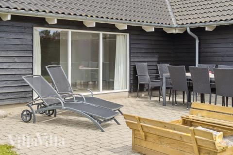 Lyxstuga nr 268 har en härlig terrass med sköna trädgårdsmöbler för 14 personer.