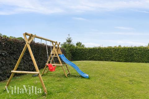 Till den trevliga sommarstugan nr 268 i Østjylland erbjuds en mängd utomhusaktiviteter, t.ex. lektorn och gungor