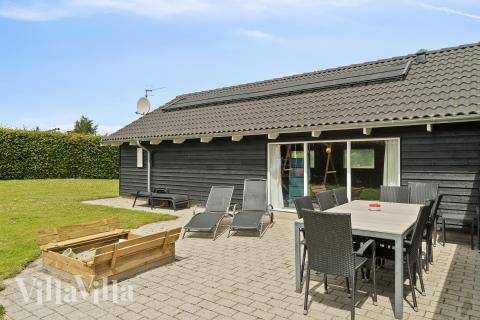 Njut av en grillkväll på terrassen i lyxstuga nr 268 i Østjylland