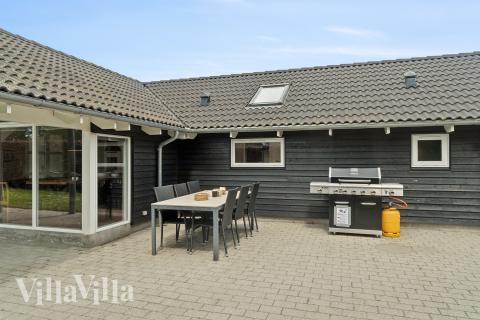 På terrassen i sommarhus nr 268 finns det plats för upp till 14 gäster.