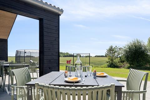 Lyxstuga nr 667 har en härlig terrass med sköna trädgårdsmöbler för 18 personer.