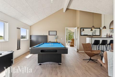 Förutom de många timmar som du kan tillbringa i stugans poolavdelning erbjuder lyxstuga 667 även biljard, bordtennis och dart