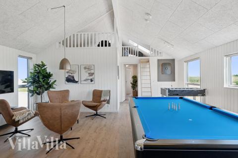 Lyxstuga 667 för 18 personer har ett stort aktivitetsrum med bl.a. biljard och dart