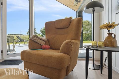 Vardagsrummet i lyxstuga nr. 667 har plats för 18 personer.