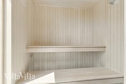 Njut av bastuvärmen i lyxstuga nr 667 för 18 personer