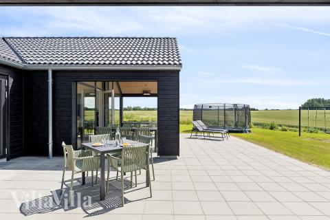 Stor terrass i lyxstuga nr 667 i Fyn och öar.