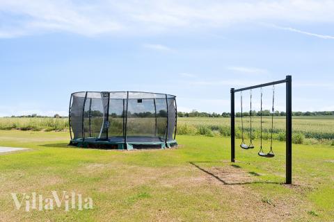 Till den trevliga sommarstugan nr 667 i Fyn och öar erbjuds en mängd utomhusaktiviteter, t.ex. lektorn och gungor