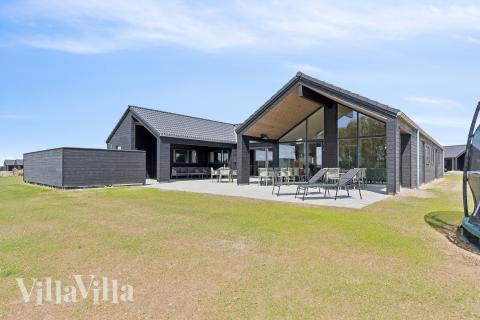 Den praktfulla poolstugan nr 667 med plats för 18 personer ligger i Fyn och öar