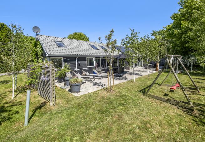 Den praktfulla poolstugan nr 339 med plats för 16 personer ligger i Nordsjälland