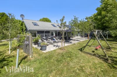 Den praktfulla poolstugan nr 339 med plats för 16 personer ligger i Nordsjälland