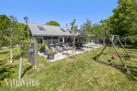 Den praktfulla poolstugan nr 339 med plats för 16 personer ligger i Nordsjälland