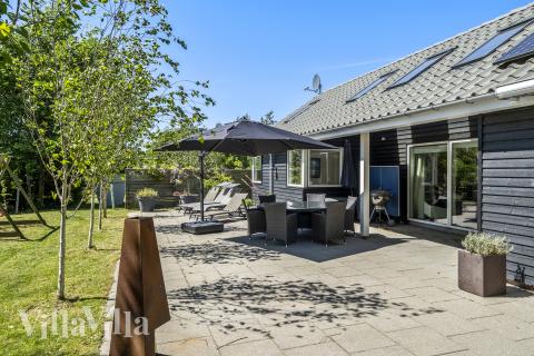 Lyxstuga nr 339 har en härlig terrass med sköna trädgårdsmöbler för 16 personer.