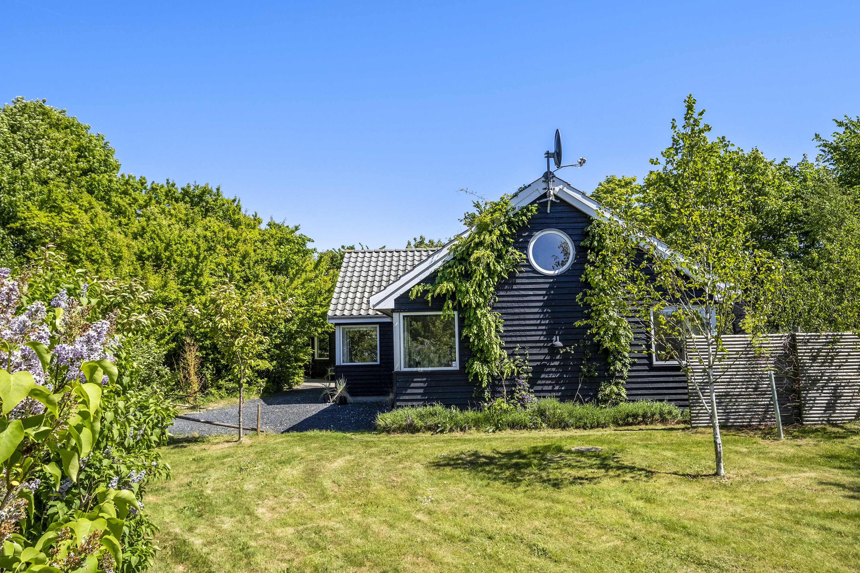 I Nordsjälland ligger detta vackra poolhus nr 339 med plats för 16 personer.