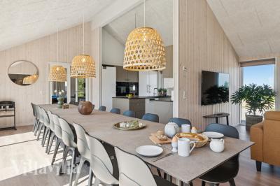 Det stora ljusa vardagsrummet i lyxstuga nr 671 för 20.