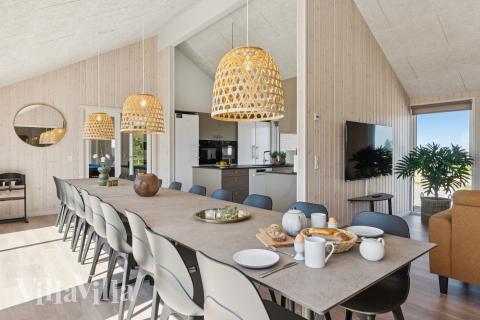 Det stora ljusa vardagsrummet i lyxstuga nr 671 för 20.