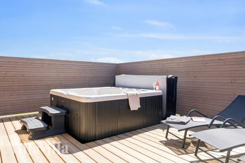 Njut av spabadets värme i lyxstuga nr 671 i Fyn och öar