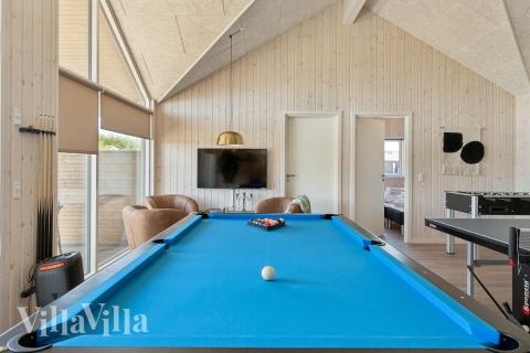 Lyxstuga 671 för 20 personer har ett stort aktivitetsrum med bl.a. biljard och dart