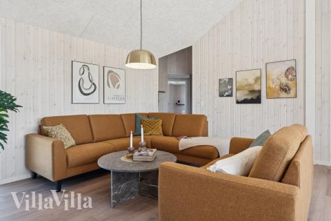 I soffhörnan i lyxstuga 671 i Fyn och öar kan ni spela brädspel eller titta på film tillsammans.