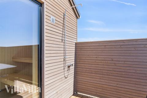 Lyxstuga nr 671 har en härlig terrass med sköna trädgårdsmöbler för 20 personer.