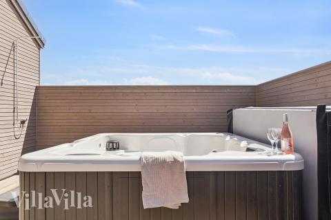 Lyxstuga nr 671 erbjuder bland annat ett härligt spabad