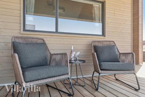 På terrassen i sommarhus nr 671 finns det plats för upp till 20 gäster.