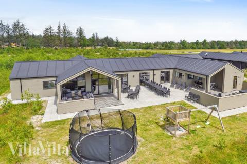 Den praktfulla poolstugan nr 619 med plats för 30 personer ligger i Nordjylland