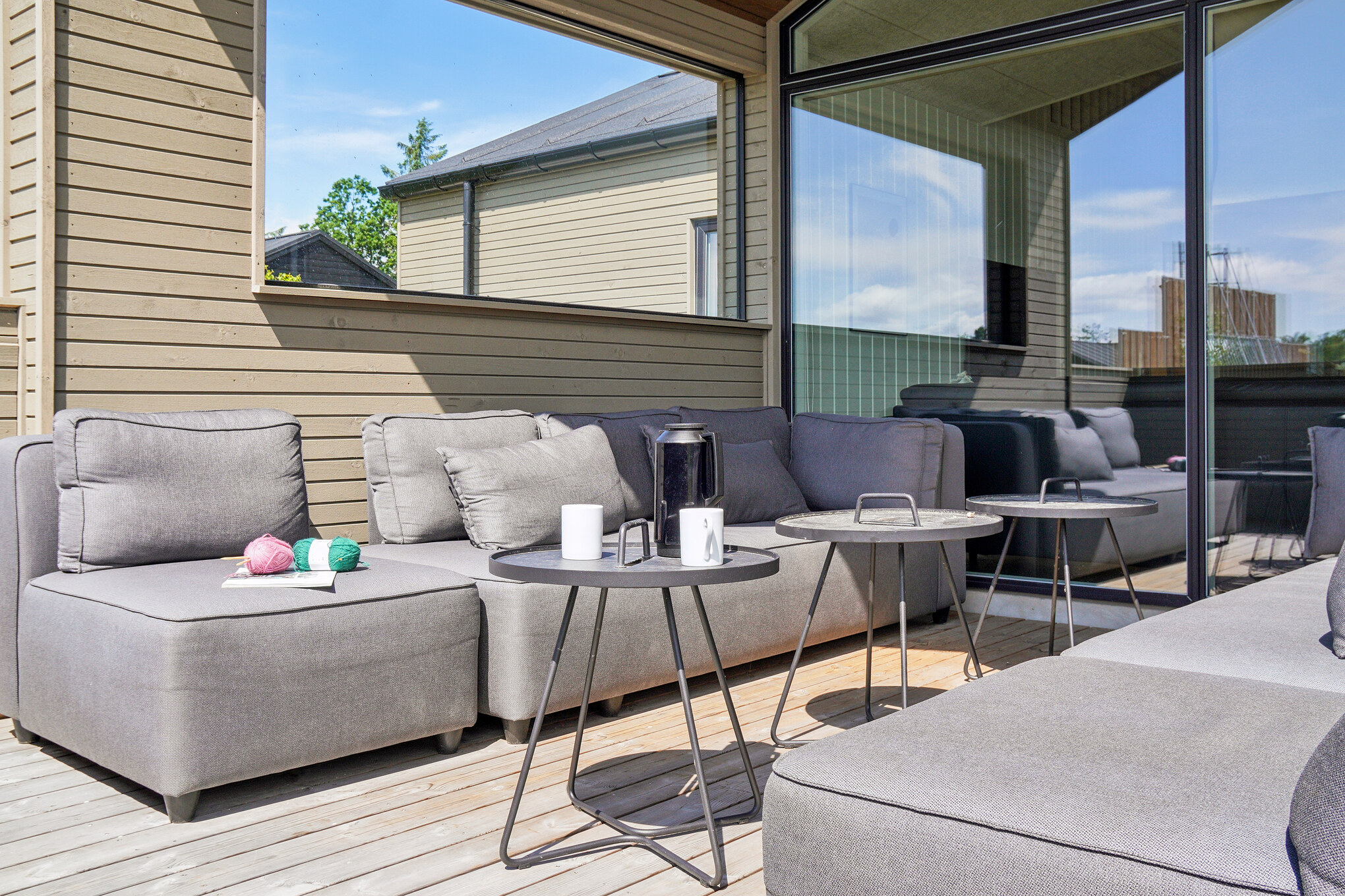 Njut av en grillkväll på terrassen i lyxstuga nr 619 i Nordjylland