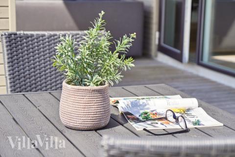 På terrassen i sommarhus nr 619 finns det plats för upp till 30 gäster.