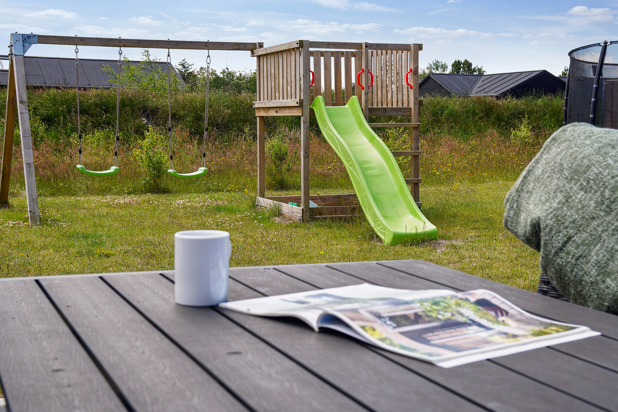Till den trevliga sommarstugan nr 619 i Nordjylland erbjuds en mängd utomhusaktiviteter, t.ex. lektorn och gungor
