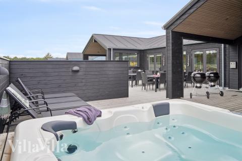 Lyxstuga nr 652 erbjuder bland annat ett härligt spabad