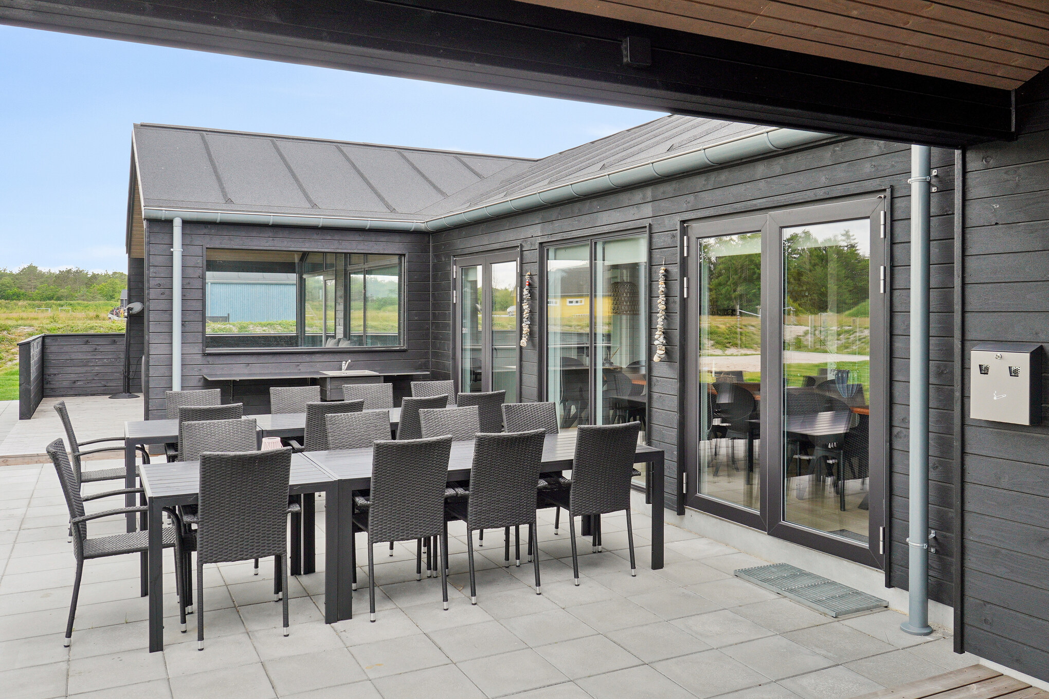 På terrassen i sommarhus nr 652 finns det plats för upp till 20 gäster.
