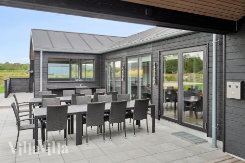 På terrassen i sommarhus nr 652 finns det plats för upp till 20 gäster.