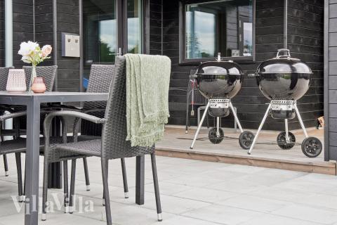 Stor terrass i lyxstuga nr 652 i Nordjylland.