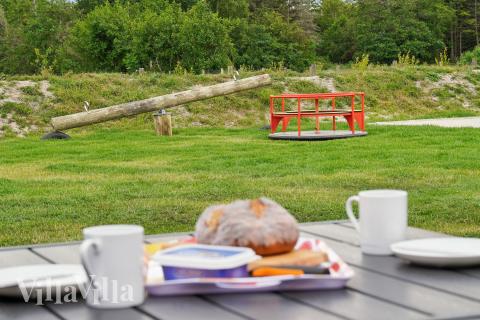 Till den trevliga sommarstugan nr 652 i Nordjylland erbjuds en mängd utomhusaktiviteter, t.ex. lektorn och gungor