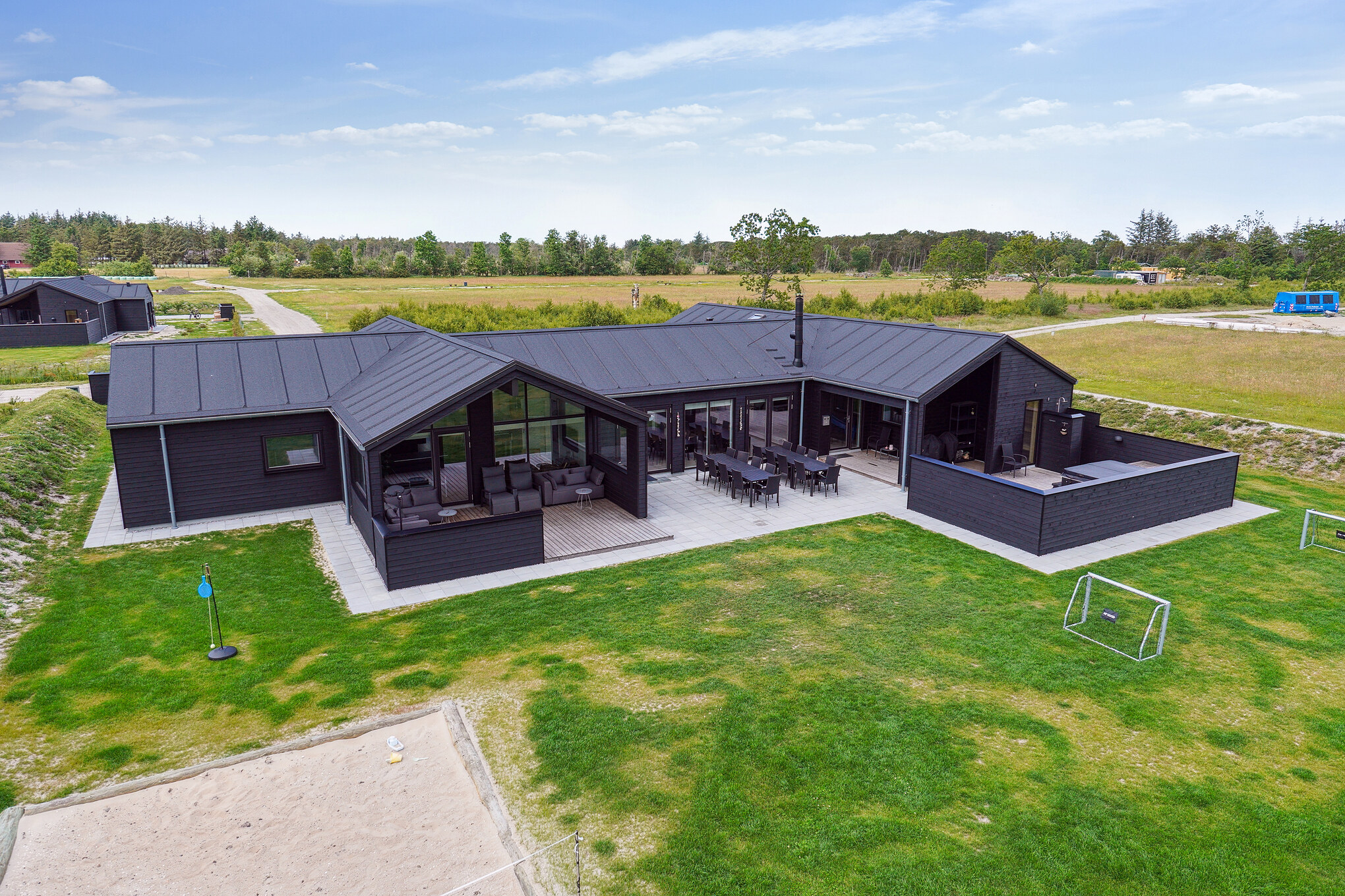 Den praktfulla poolstugan nr 652 med plats för 20 personer ligger i Nordjylland
