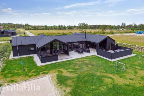 Den praktfulla poolstugan nr 652 med plats för 20 personer ligger i Nordjylland