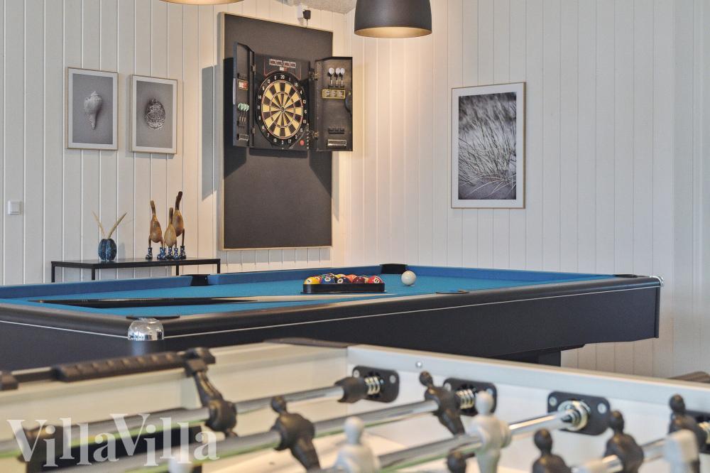 Förutom de många timmar som du kan tillbringa i stugans poolavdelning erbjuder lyxstuga 673 även biljard, bordtennis och dart