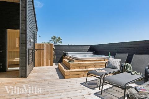 Lyxstuga nr 656 har en härlig terrass med sköna trädgårdsmöbler för 20 personer.