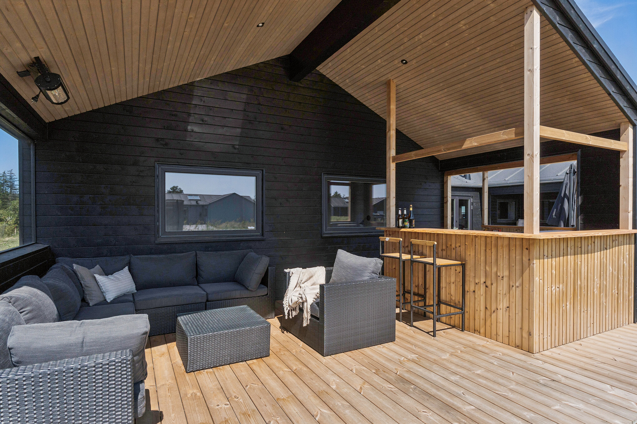 Njut av en grillkväll på terrassen i lyxstuga nr 656 i Nordjylland