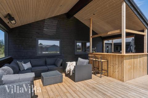 Njut av en grillkväll på terrassen i lyxstuga nr 656 i Nordjylland