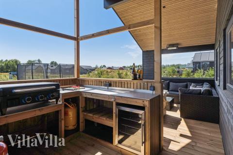 Stor terrass i lyxstuga nr 656 i Nordjylland.