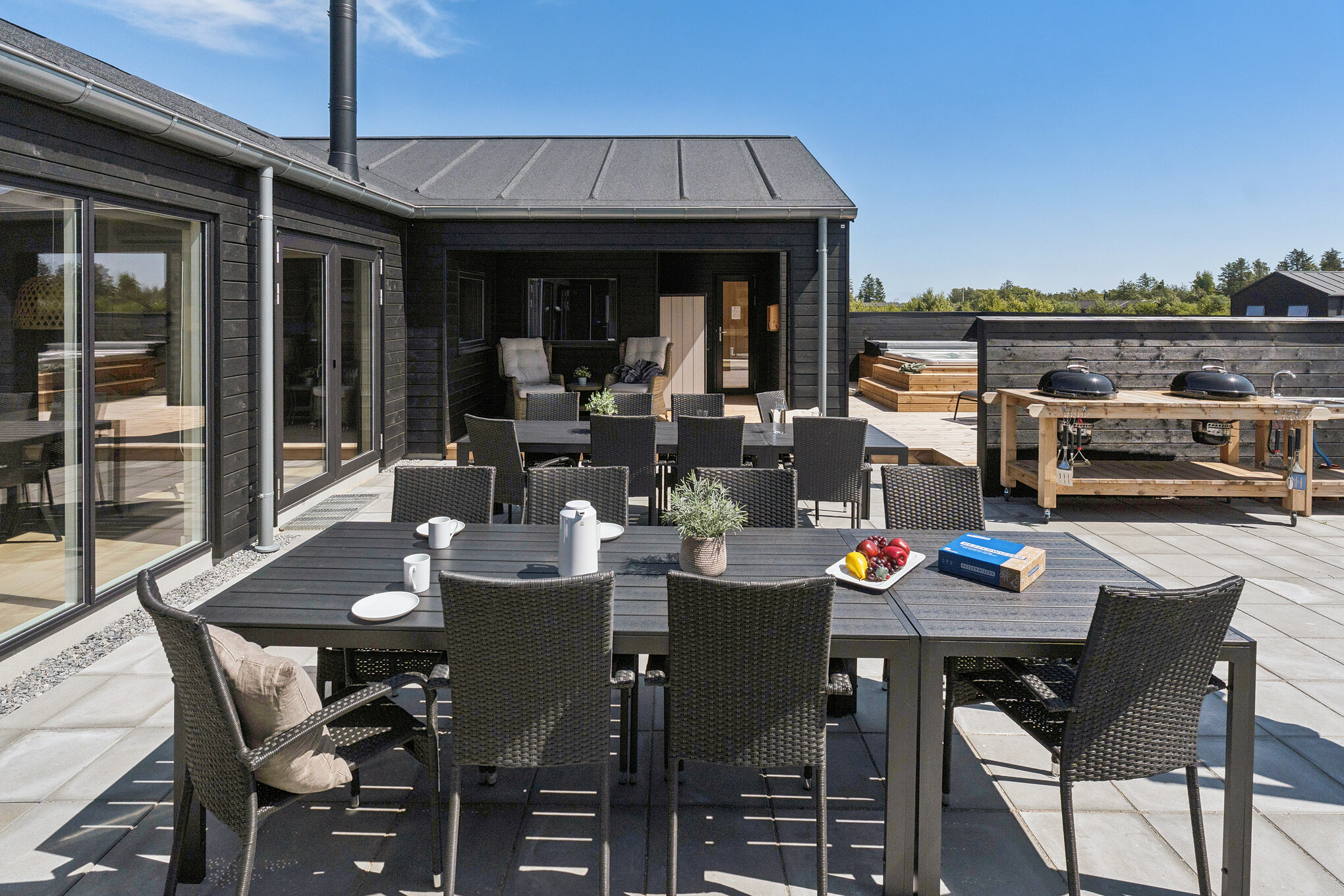 Stor terrass i lyxstuga nr 656 i Nordjylland.